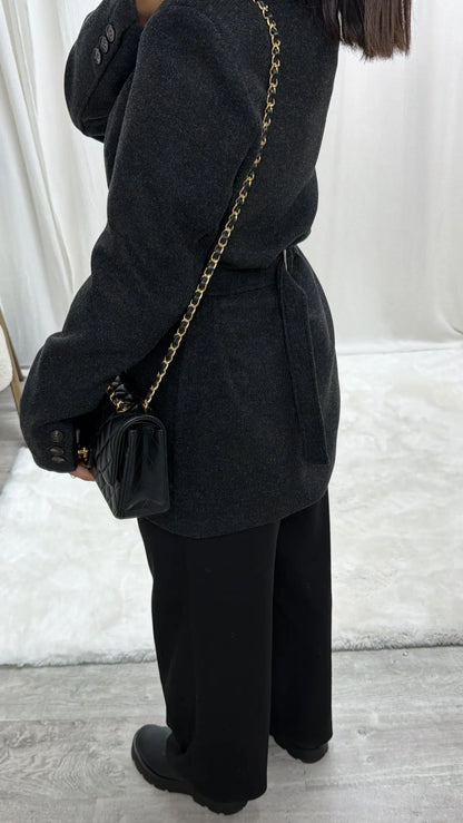 Veste Manteau Premium Ceinturée – Coupe Élégante & Boutons Invisibles MissChadou