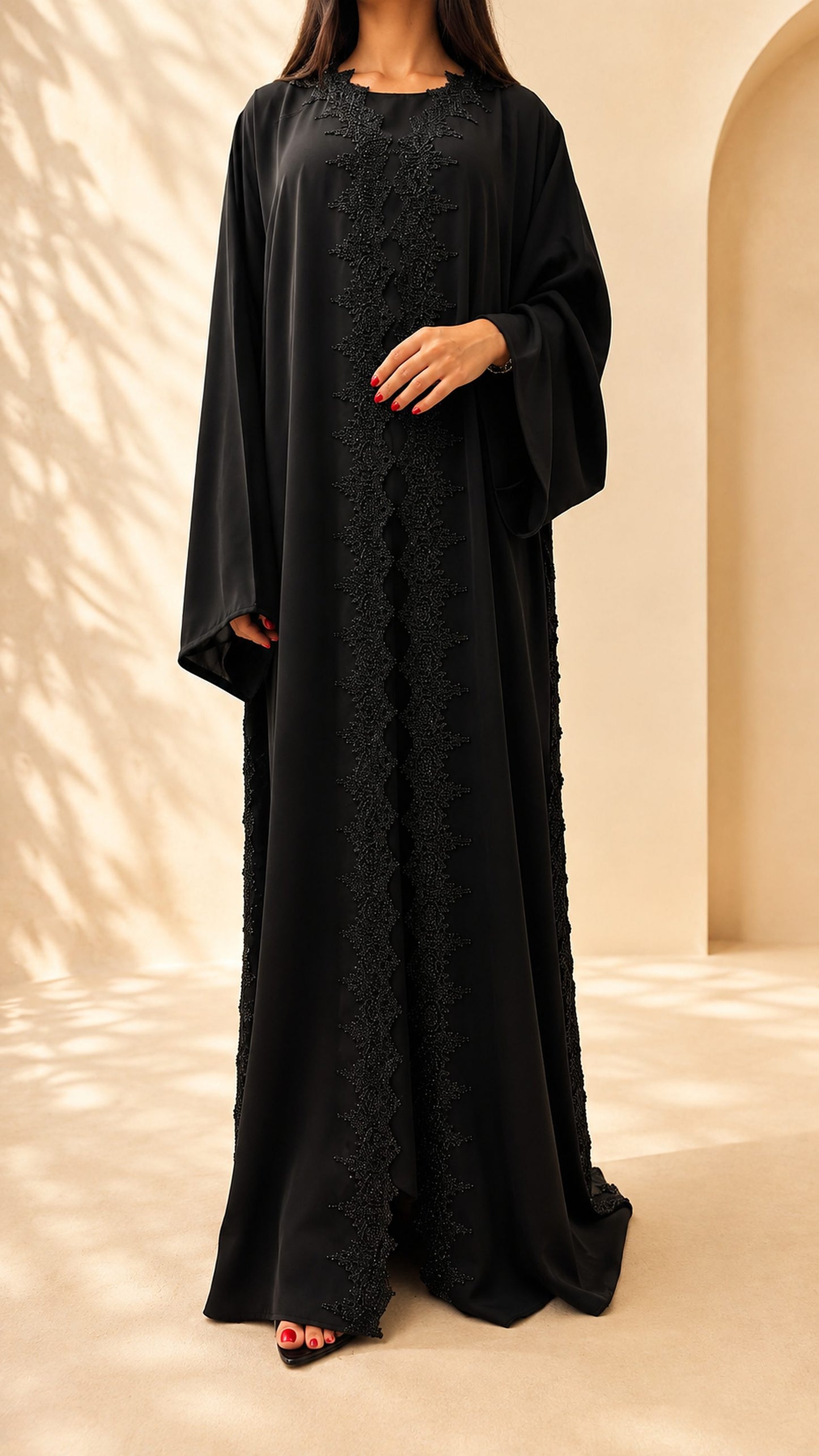Silhouette complète de l'abaya Meraas noire à manches larges