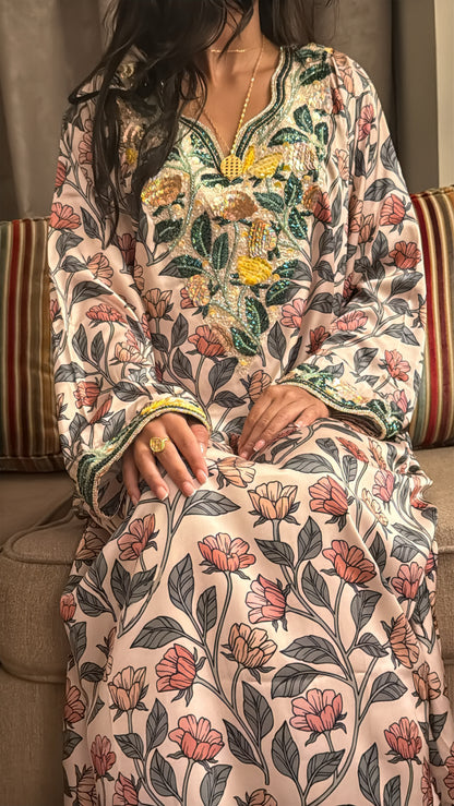 Robe traditionnelle émiratie Makhaweer en soie italienne ivoire à fleurs roses, faite main à Dubaï
