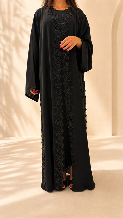 Abaya Meraas noire 2 pièces en soie de Corée, dentelle guipure perlée et foulard assorti