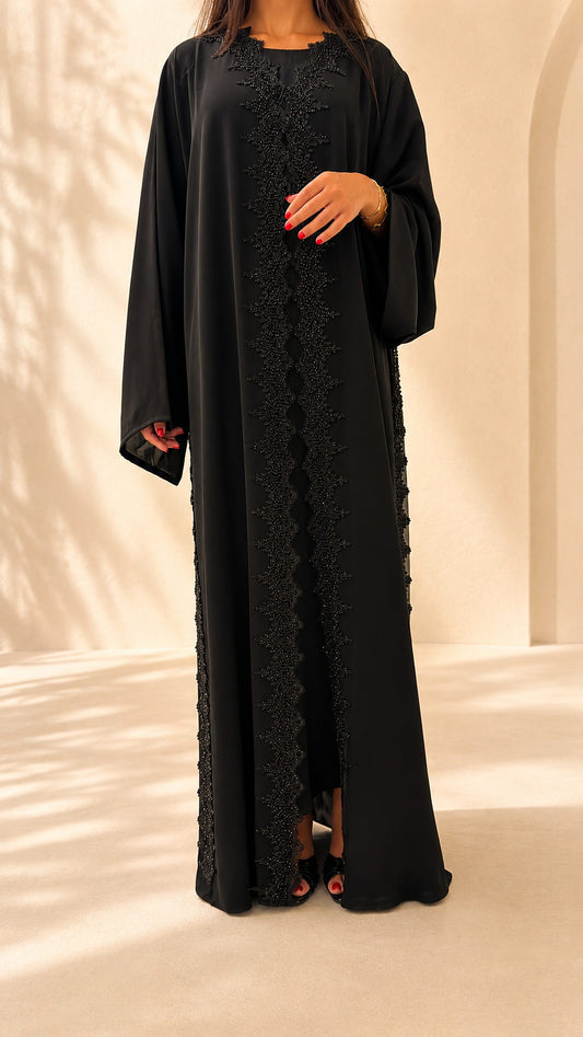 Abaya Meraas noire 2 pièces en soie de Corée, dentelle guipure perlée et foulard assorti