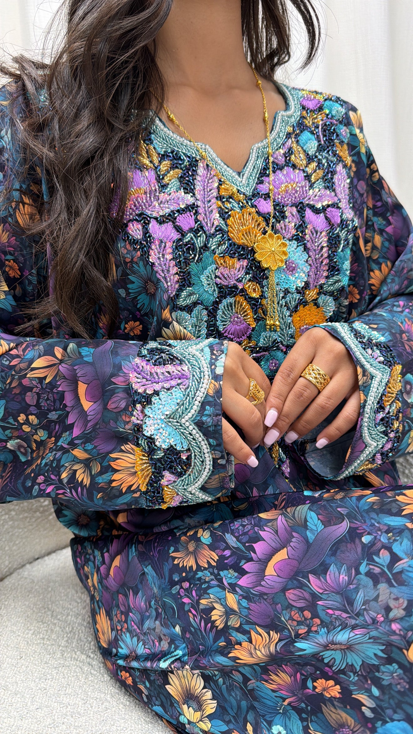 Robe Makhaweer multicolore fait main à Dubaï, manches brodées de fleurs — Miss Chadou