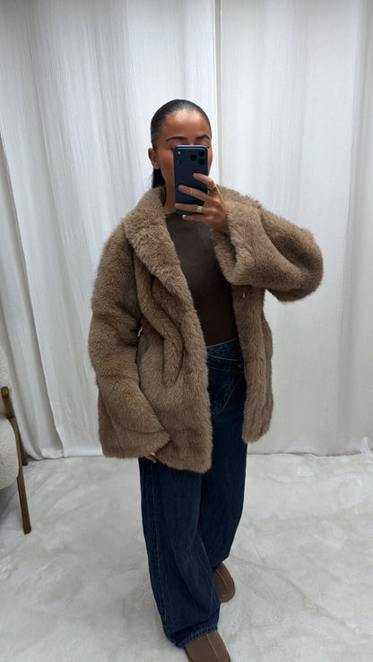 Veste en Fausse Fourrure Premium – Taupe Chaud MissChadou