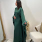 ROBE ABAYA À PLUMES EN SATIN À CAPE AVEC CEINTURE À LA TAILLE VERTE ÉMERAUDE DINA