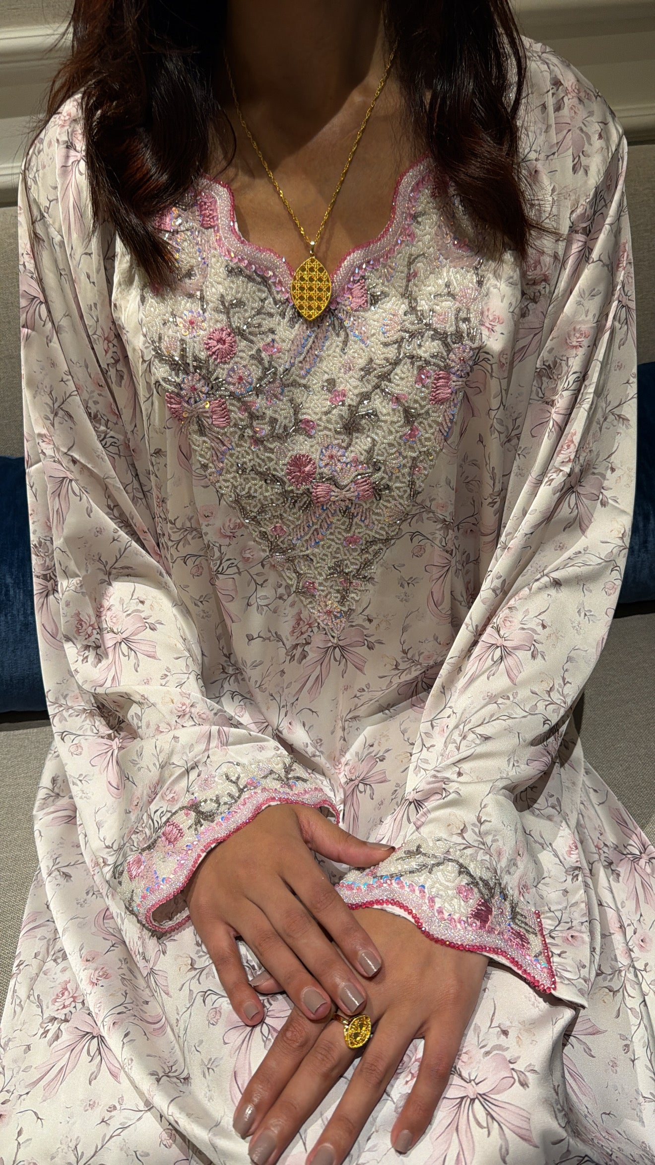 Makhaweer Brodé Ivoire Fleuri Rose – Soie Italienne