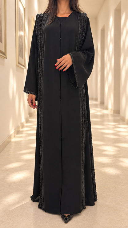 Abaya Umm Suqeim noire en soie de Corée avec bandes de dentelle guipure perlée – Miss Chadou