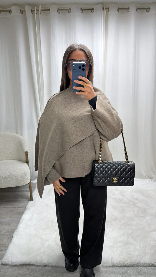 Cardigan Cape Premium en Laine avec Écharpe Intégrée – Coupe Asymétrique MissChadou