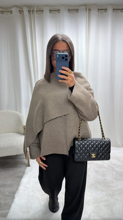 Cardigan Cape Premium en Laine avec Écharpe Intégrée – Coupe Asymétrique MissChadou