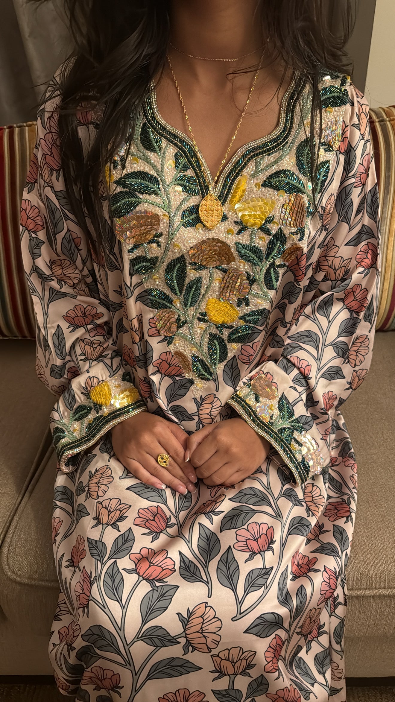 Makhaweer brodée main ivoire jardin rose et émeraude, col en V perlé et manches larges – Miss Chadou