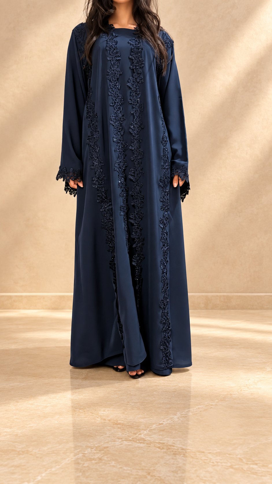 Kimono Mirdif bleu nuit en dentelle guipure, silhouette longue