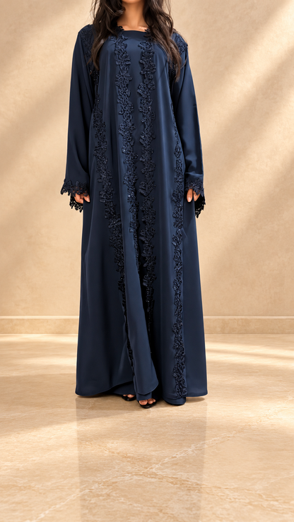 Kimono Mirdif bleu nuit en dentelle guipure, silhouette longue