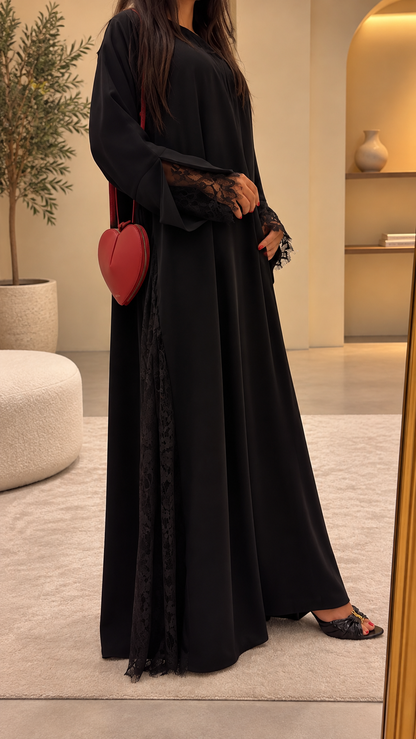 Abaya kimono noire Lulwa avec empiècements de dentelle latérale