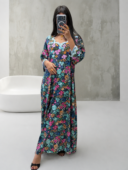 Makhaweer en soie italienne bleu nuit à imprimé jardin fleuri multicolore, plastron brodé main