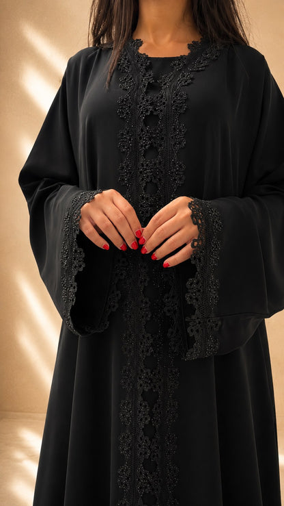 Manches évasées et poignets bordés de guipure de l'abaya kimono Al Wasl