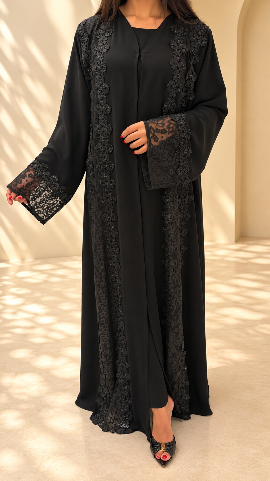 Panneaux de dentelle florale ajourée sur toute la hauteur de l'abaya Al Manarah