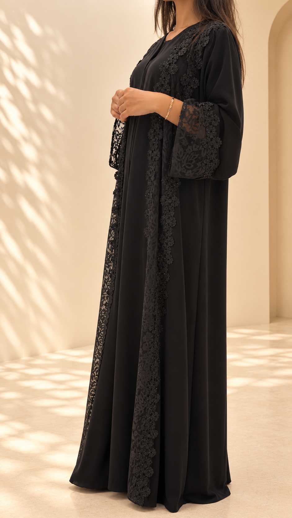 Manches larges évasées à revers de l'abaya Al Manarah noire