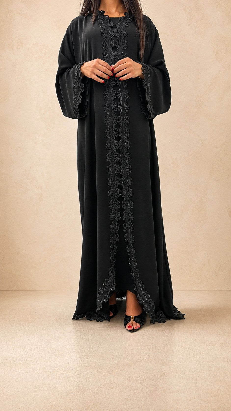 Abaya kimono noire Miss Chadou en nidah coréen, dentelle guipure florale sur les bords du devant