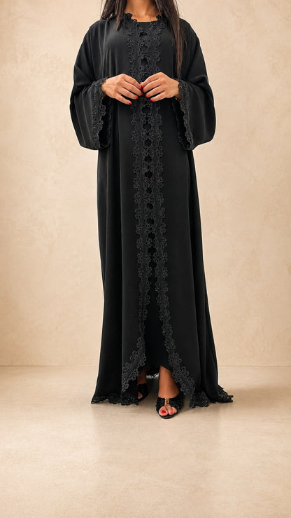 Abaya kimono noire Miss Chadou en nidah coréen, dentelle guipure florale sur les bords du devant