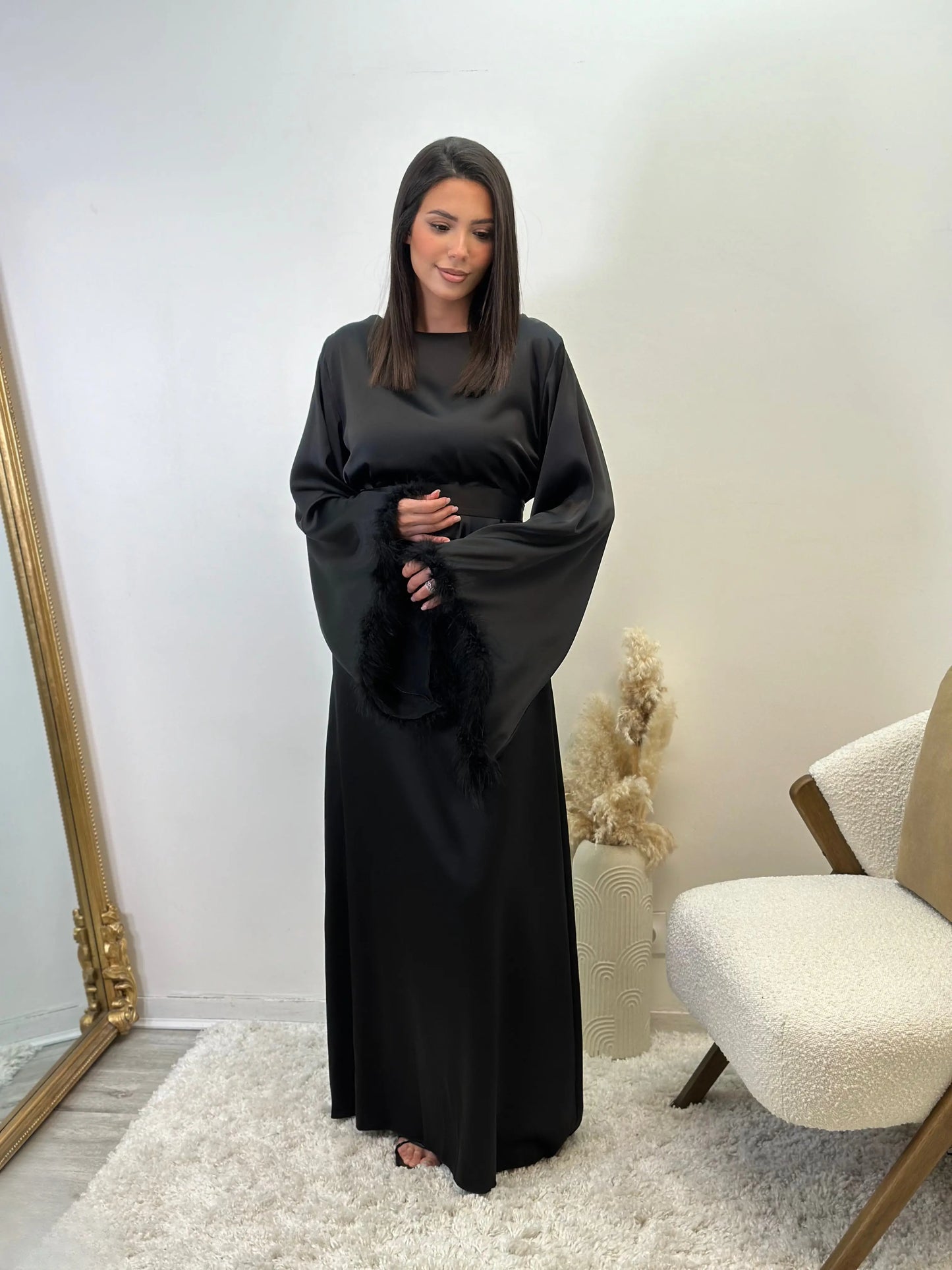 Abaya noire à plumes en satin dana