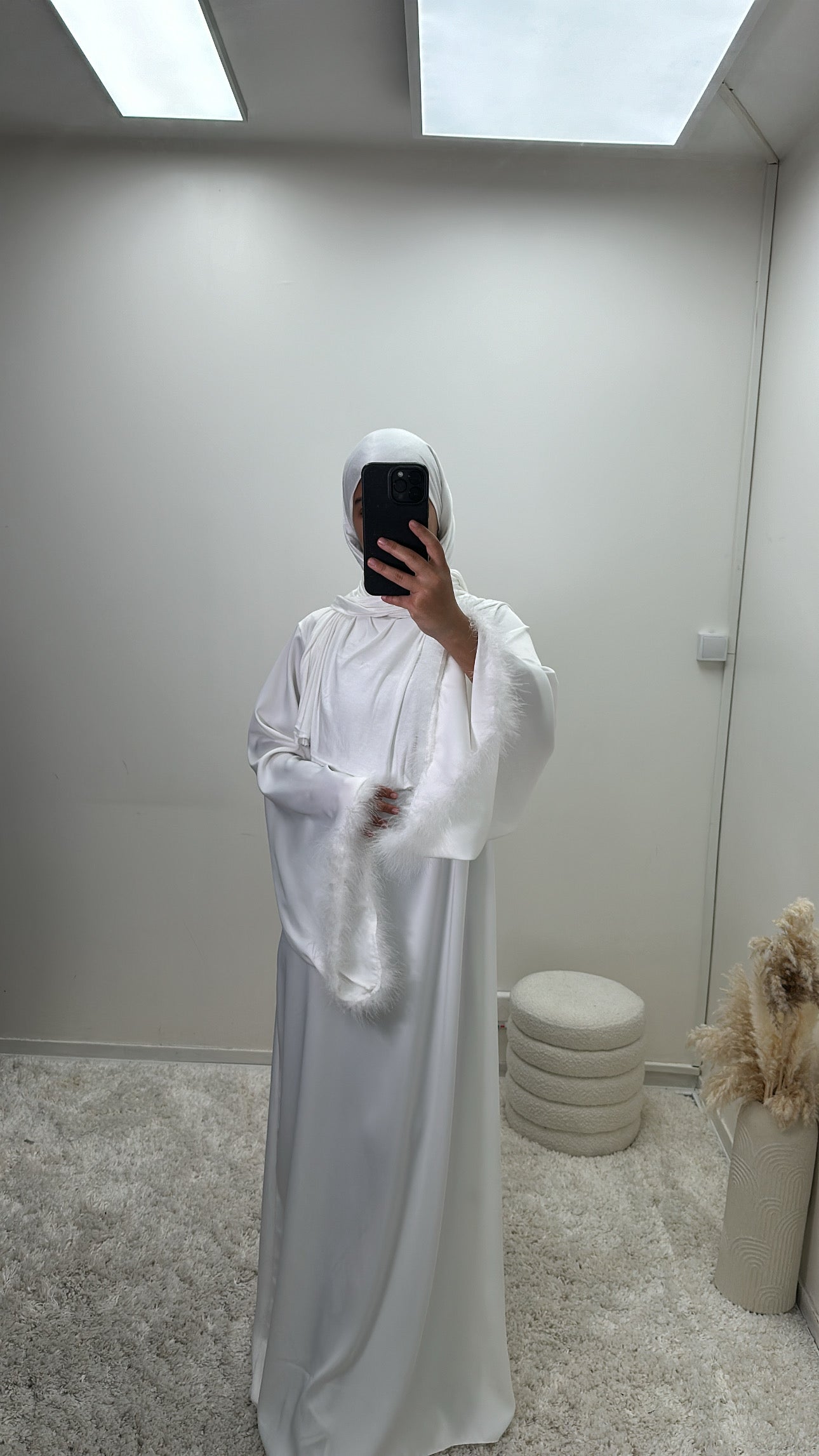 Abaya blanche à plumes en satin dana