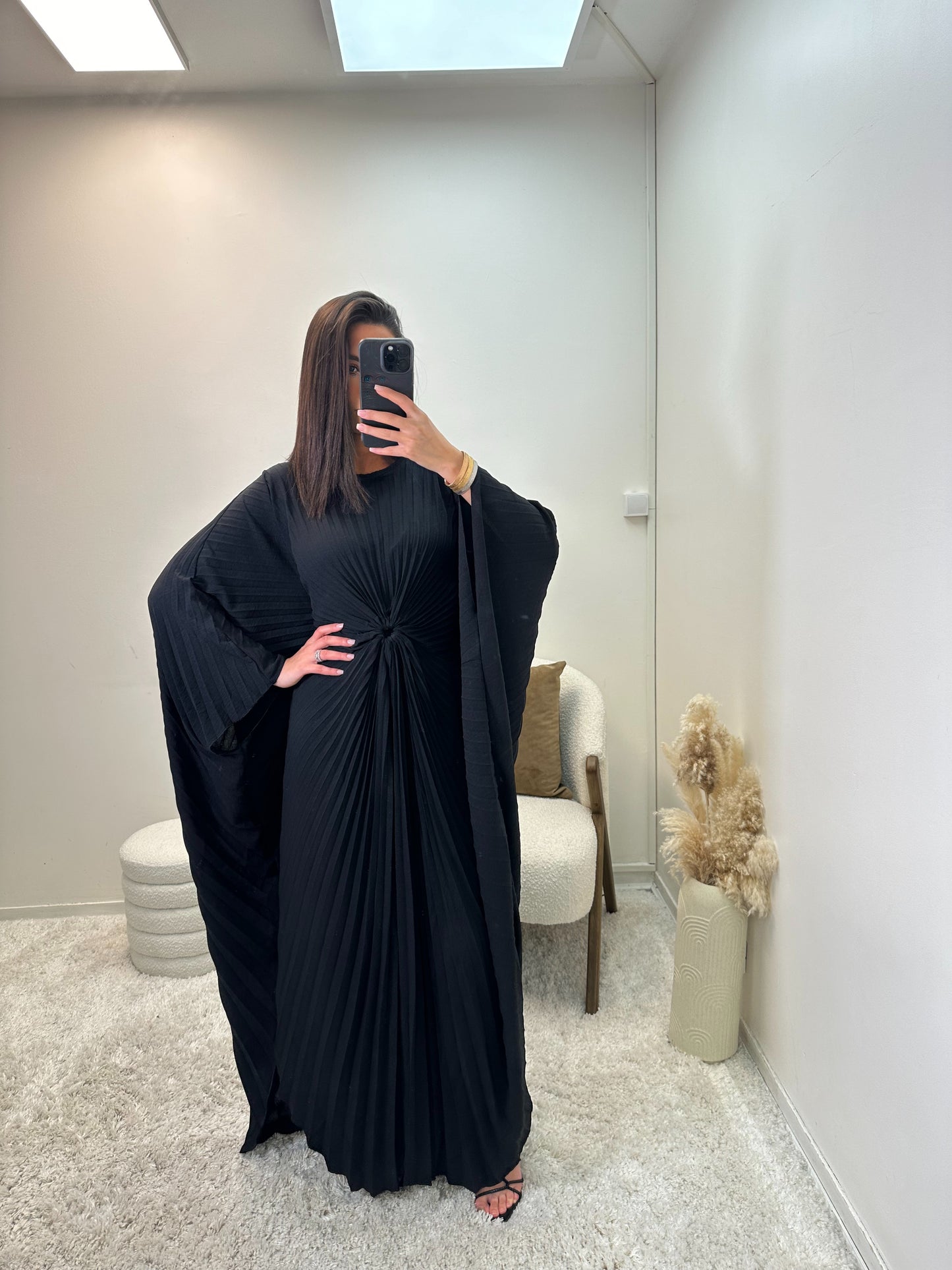 Abaya noire plissée à manches chauves-souris ranya