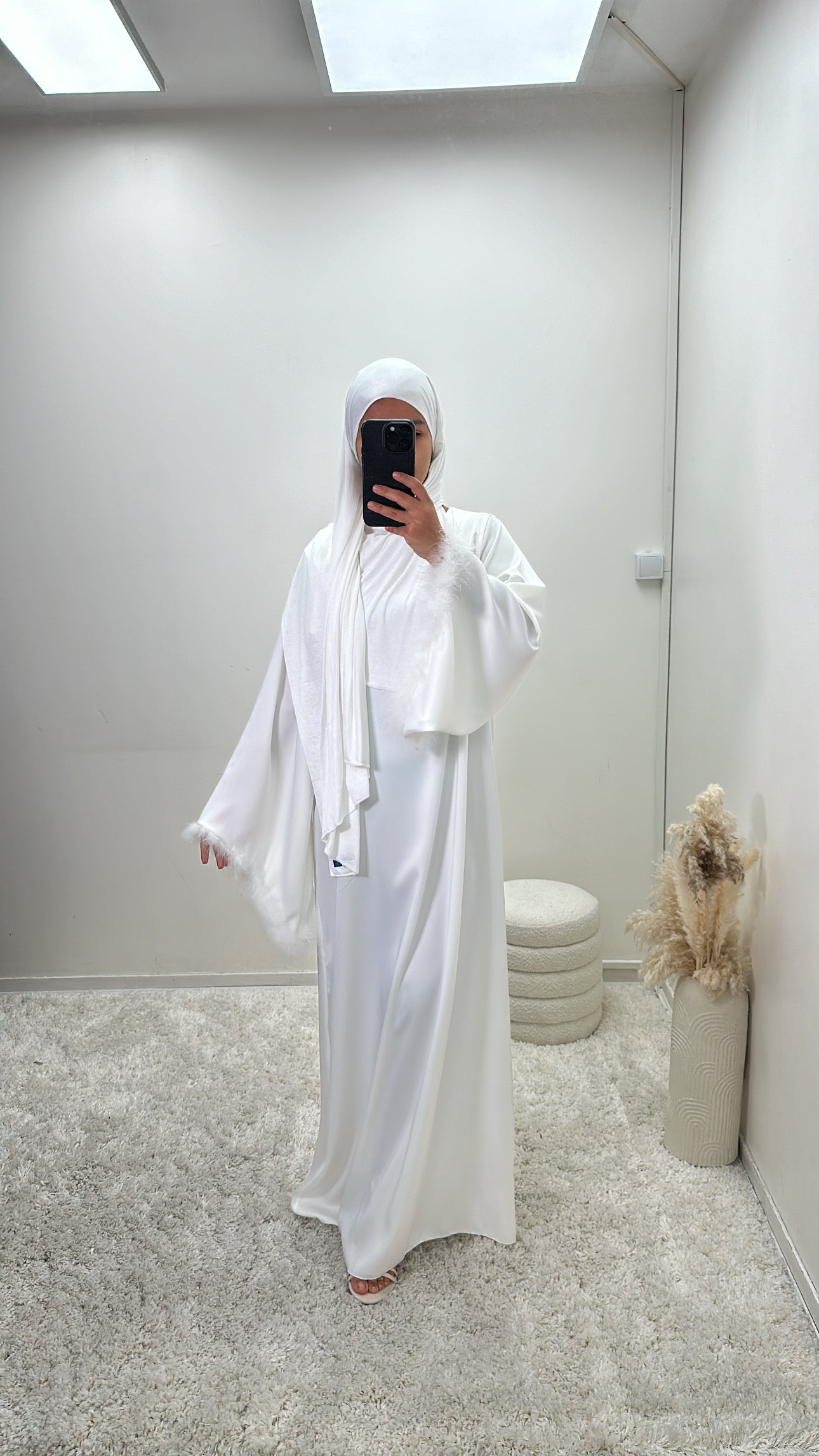 Abaya blanche à plumes en satin dana