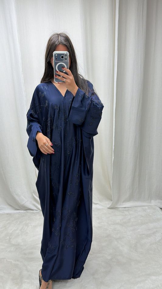 Abaya Butterfly bleu marine à coupe fluide, motifs floraux en strass ton sur ton