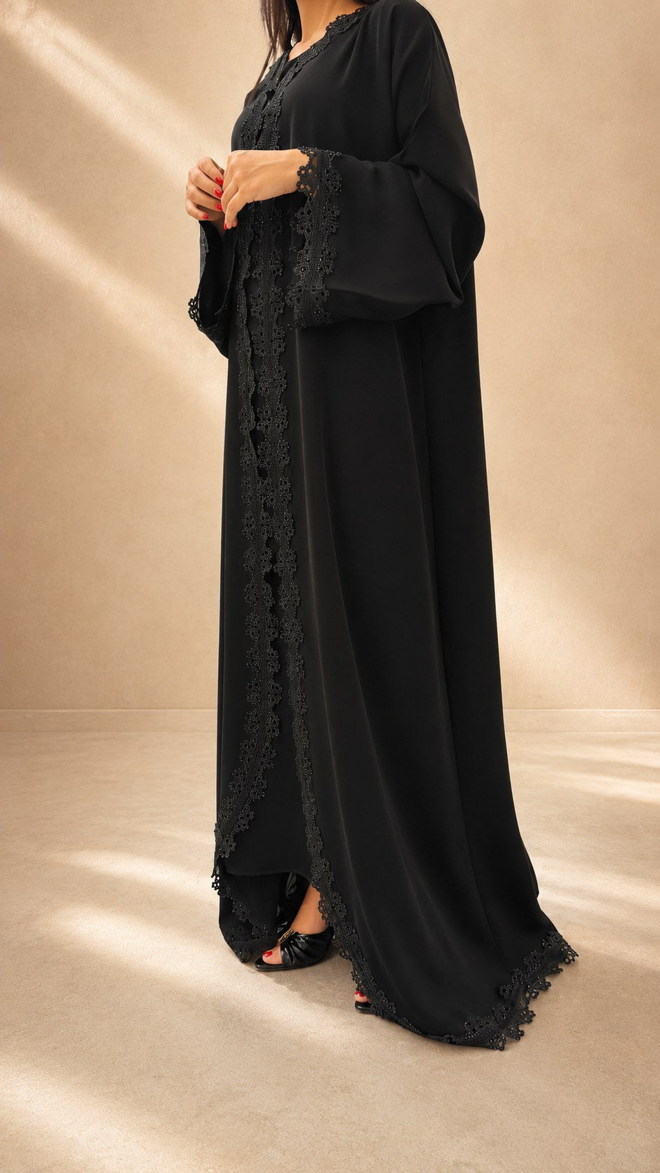 Silhouette complète de l'abaya kimono Al Wasl noire à manches larges évasées