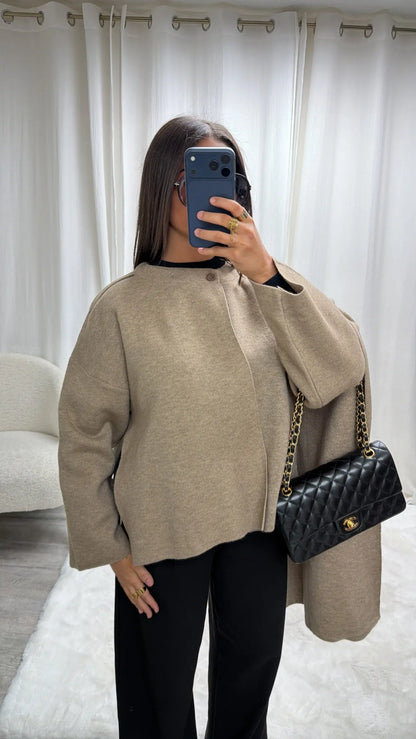 Cardigan Cape Premium en Laine avec Écharpe Intégrée – Coupe Asymétrique MissChadou