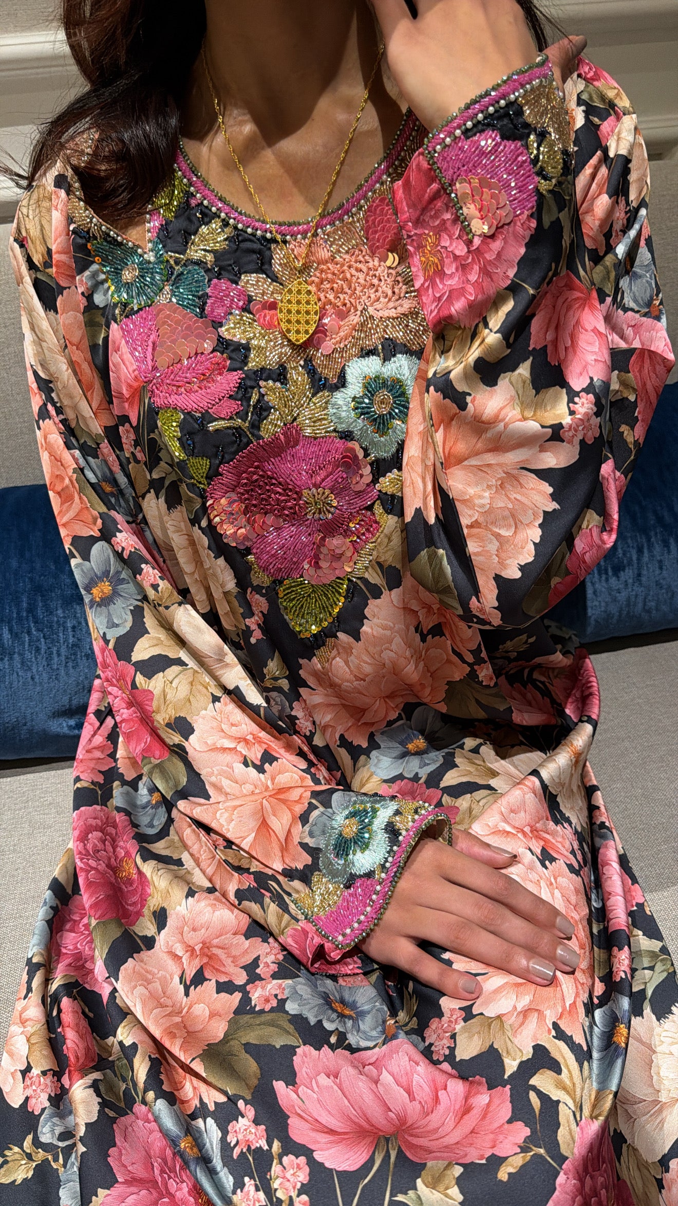 Makhaweer Brodé Noir Bouquet Multicolore – Soie Italienne