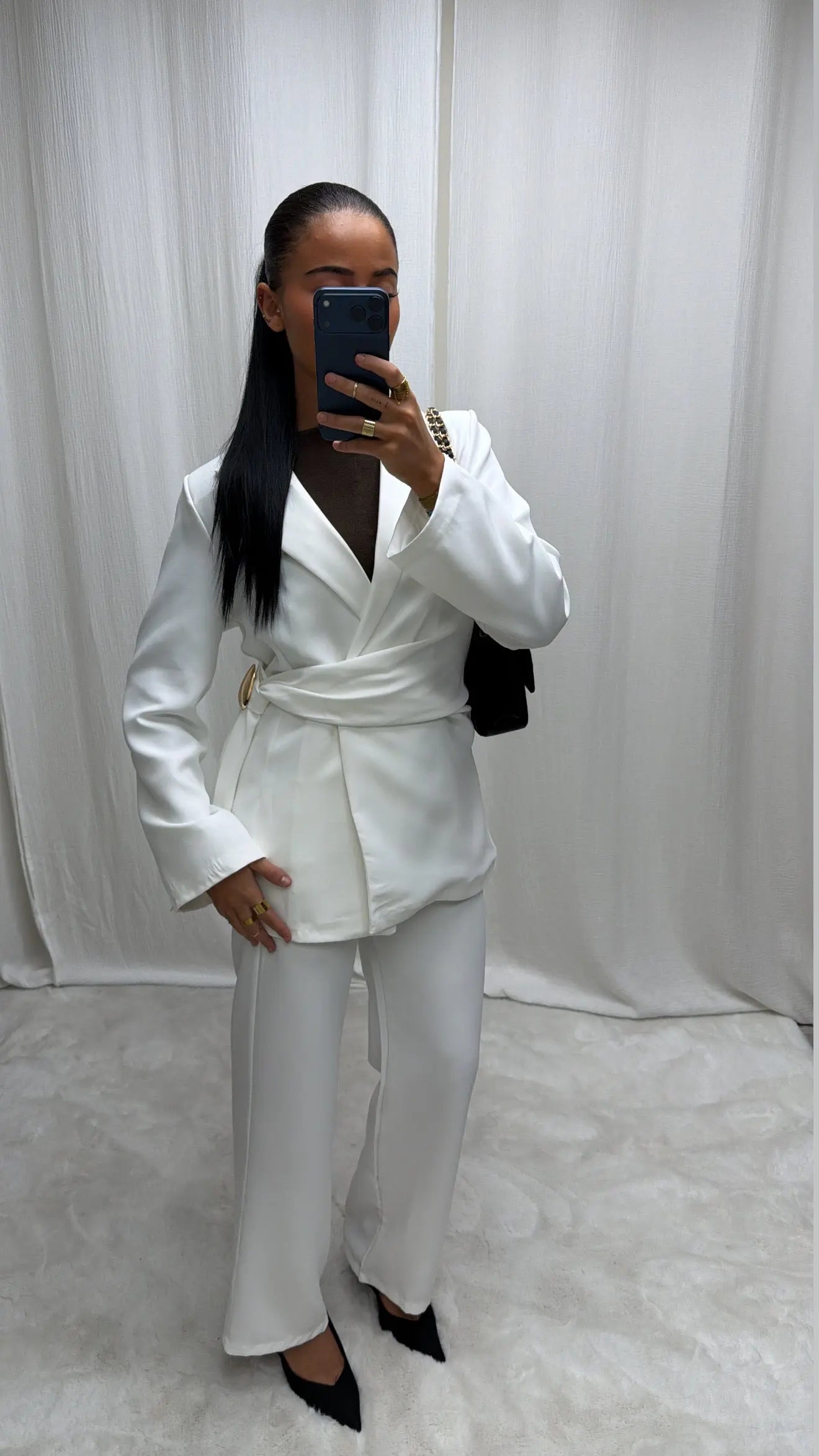 Ensemble Blazer & Pantalon Chic avec Ceinture Broche – Blanc Épuré MissChadou