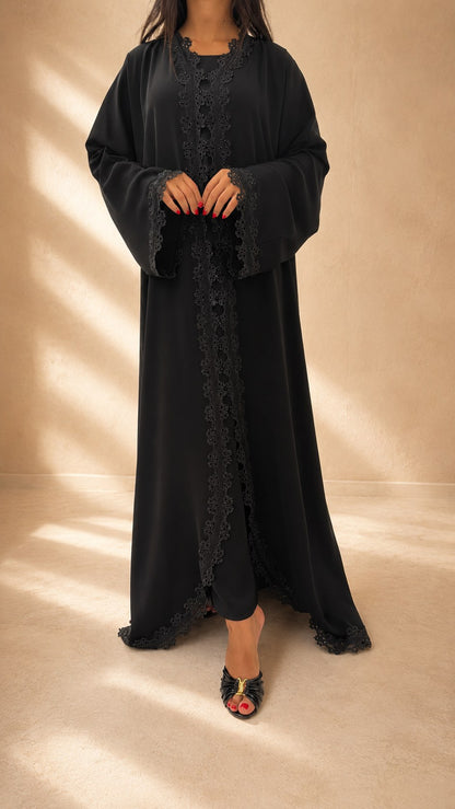Dos de l'abaya kimono Al Wasl noire avec sa bande verticale de dentelle guipure