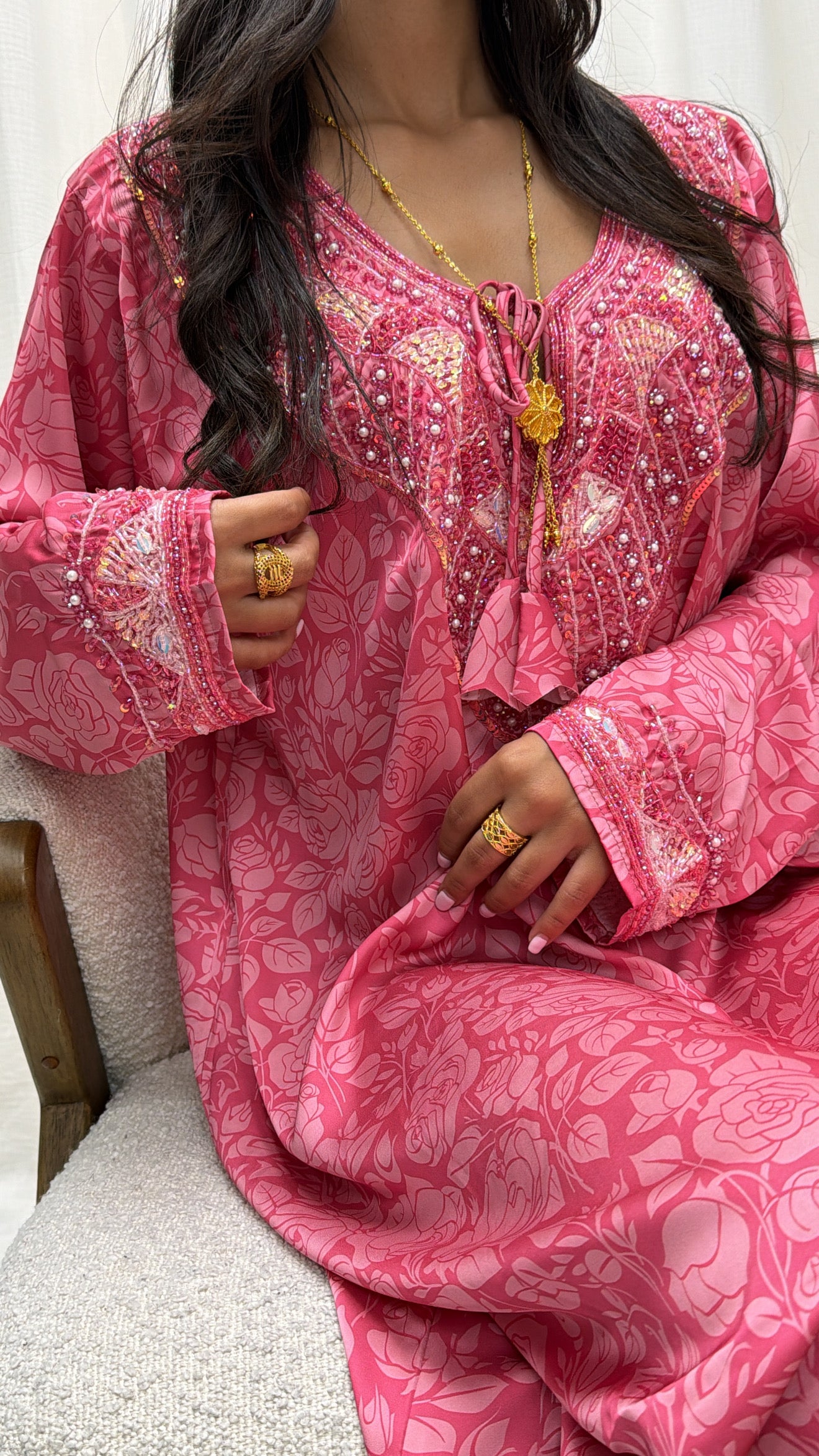 Makhaweer rose vif soie italienne, manches et poignets brodés de perles nacrées — Miss Chadou