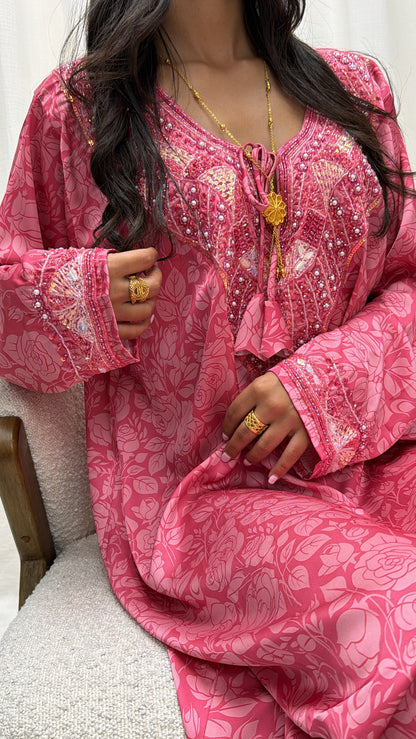 Makhaweer rose vif soie italienne, manches et poignets brodés de perles nacrées — Miss Chadou