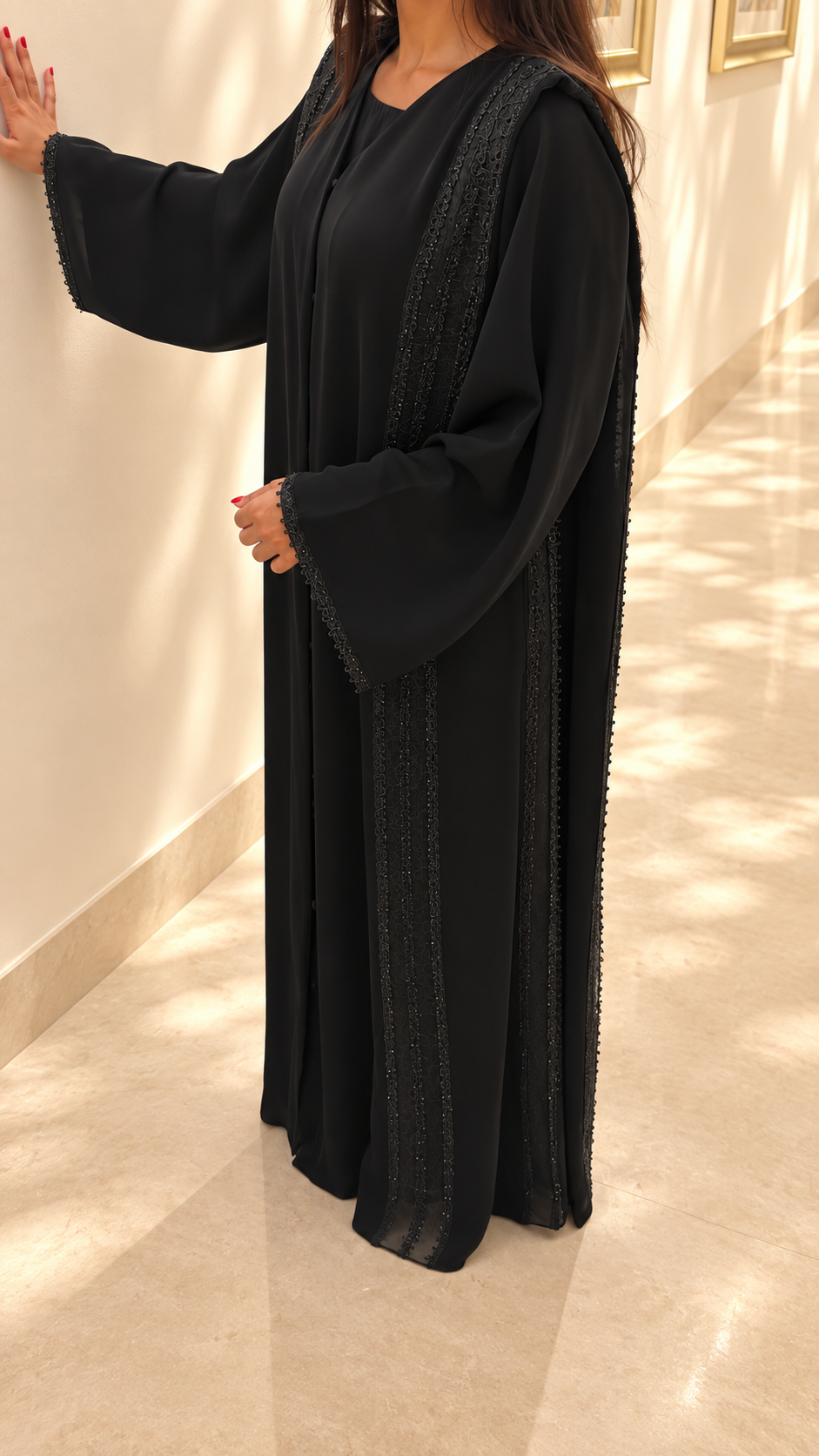 Détail des bandes verticales de dentelle guipure perlée de l'abaya Umm Suqeim noire