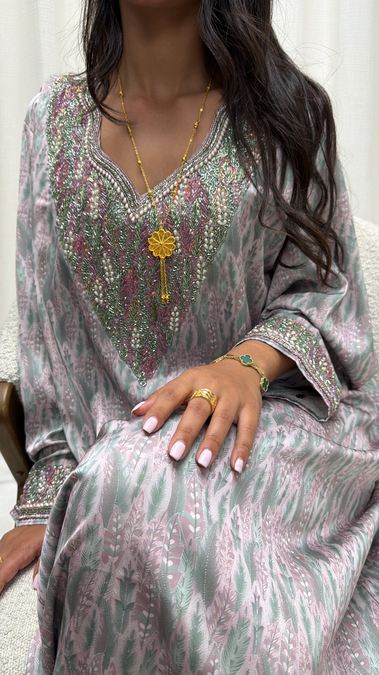 Makhaweer feuillage mauve en soie italienne, plastron brodé main de perles et sequins — Miss Chadou