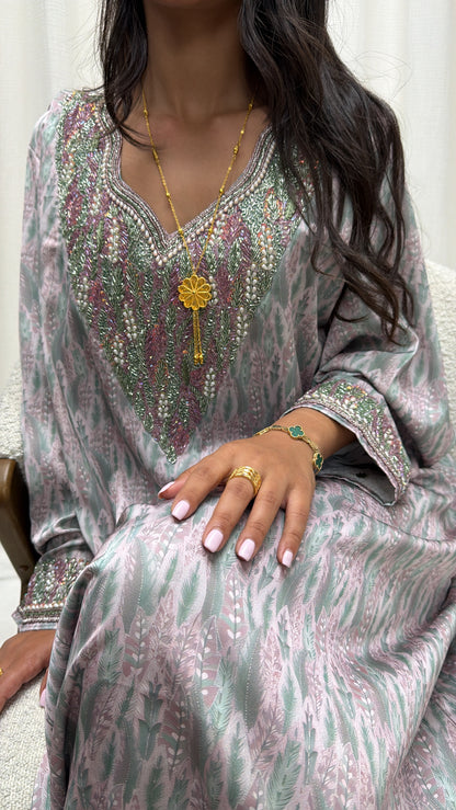 Makhaweer feuillage mauve en soie italienne, plastron brodé main de perles et sequins — Miss Chadou