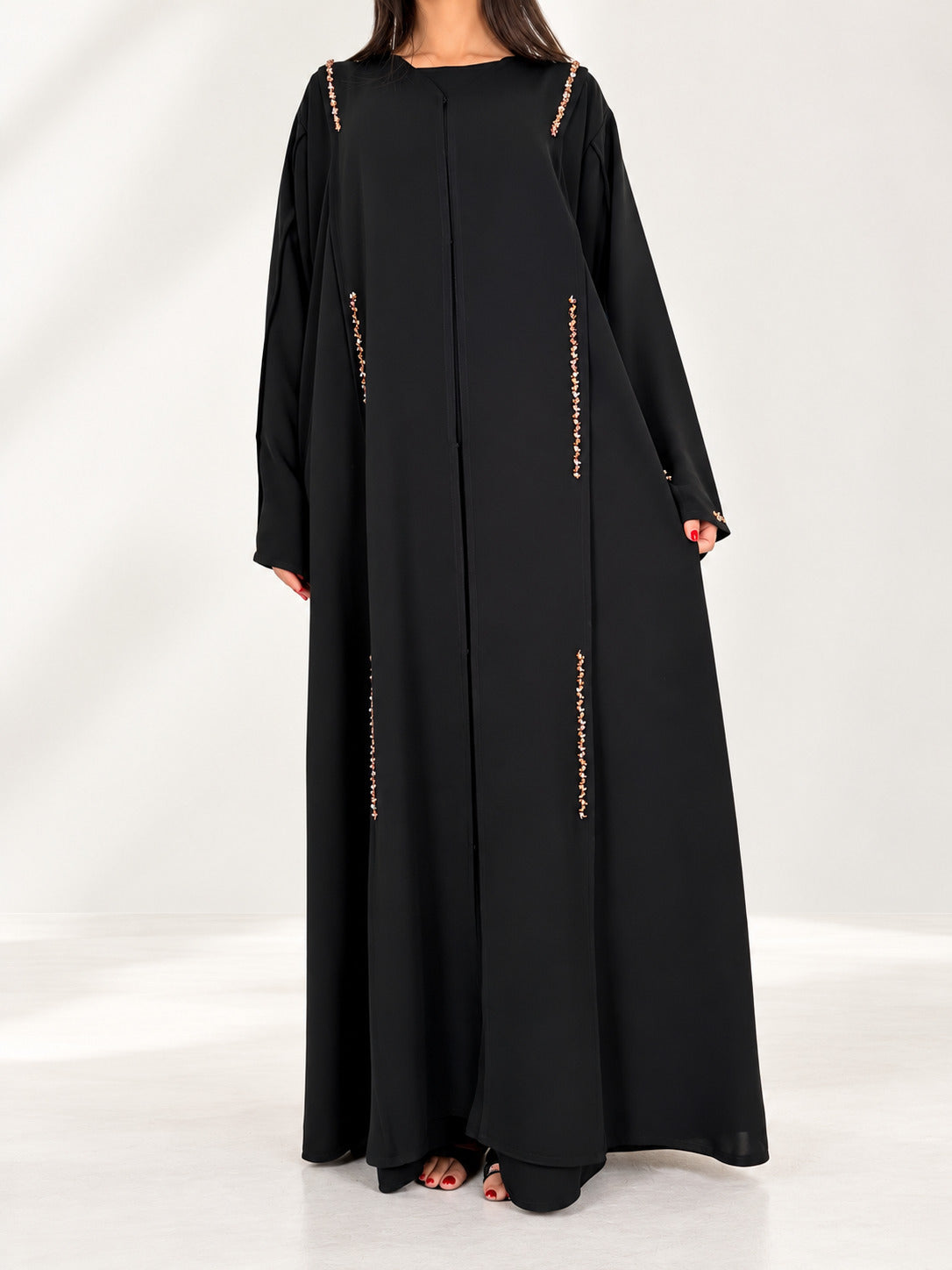 Abaya Dubai Nimat noire à cristaux dorés, coupe fluide en Nidah Coréen, vue de face