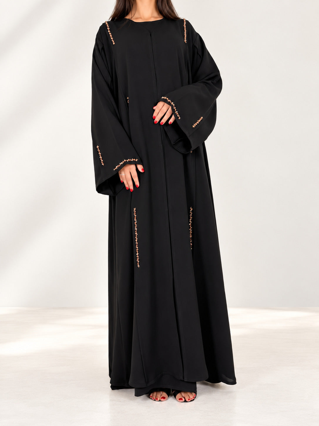 Manches évasées de l'abaya Nimat bordées de cristaux dorés cousus main