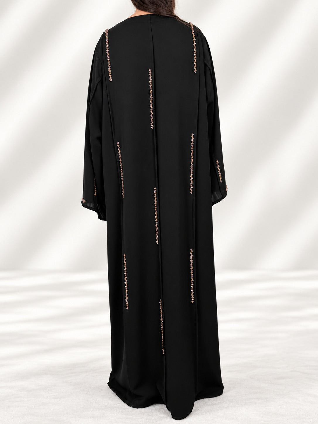 Abaya Nimat noire vue de dos en pied, lignes de cristaux sur toute la hauteur