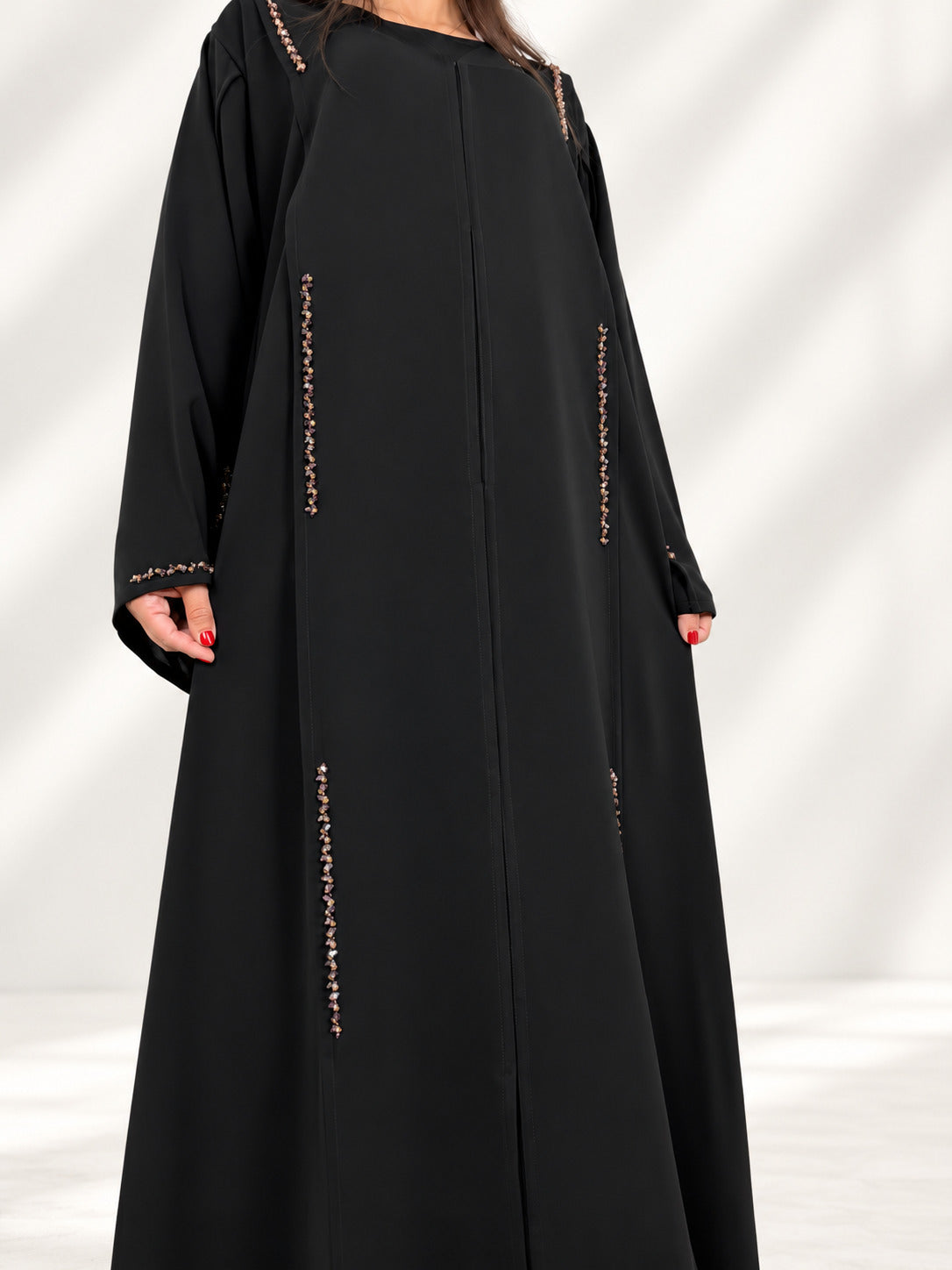 Devant de l'abaya Nimat, broderie de cristaux dorés et mauves