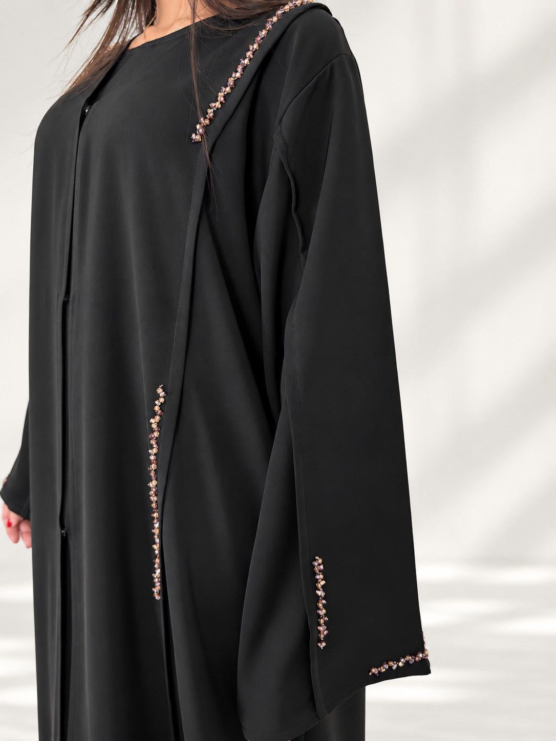 Épaule de l'abaya Nimat vue de côté, galon de cristaux dorés