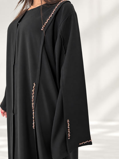 Épaule de l'abaya Nimat vue de côté, galon de cristaux dorés
