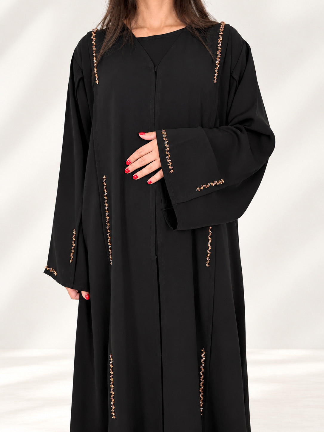 Détail de la manche de l'abaya Nimat, cristaux appliqués un par un