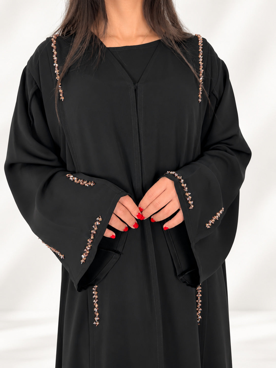 Poignets évasés de l'abaya Nimat bordés de cristaux, finitions couture