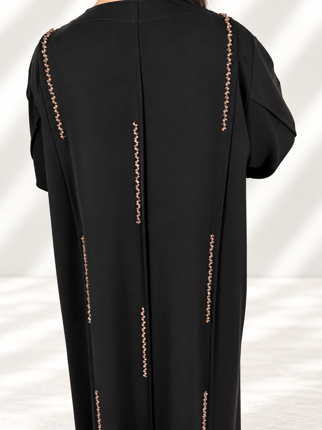 Dos de l'abaya Nimat en gros plan, alignement des cristaux sur les coutures
