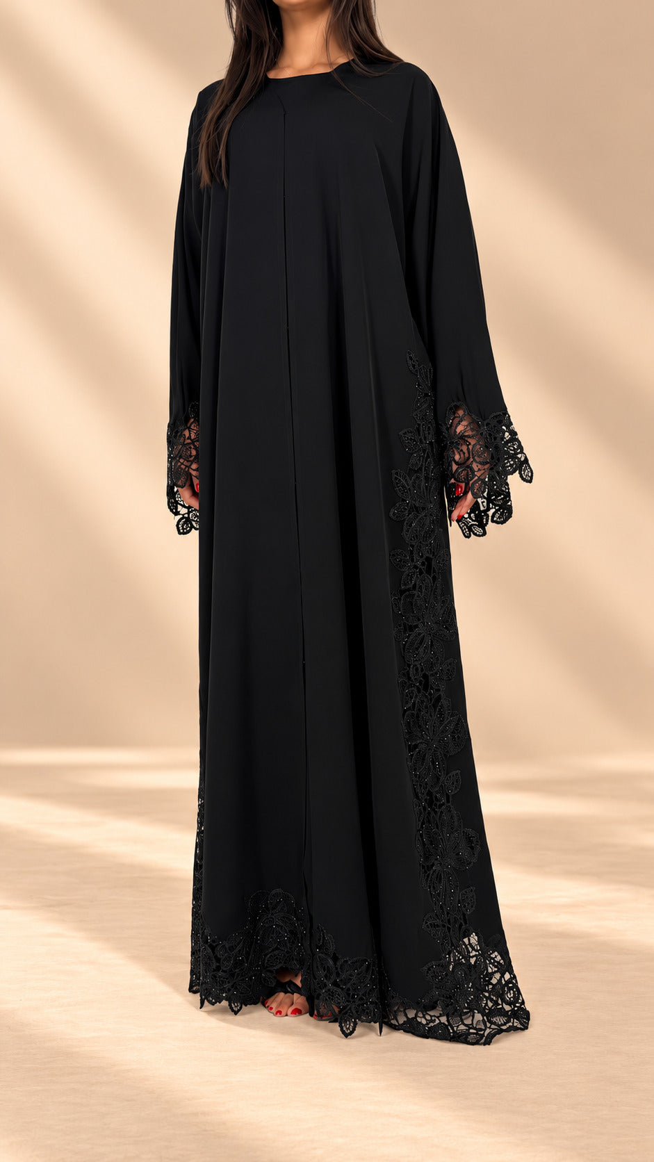 Abaya Dubai Khaimah noire à dentelle guipure florale perlée, vue de face