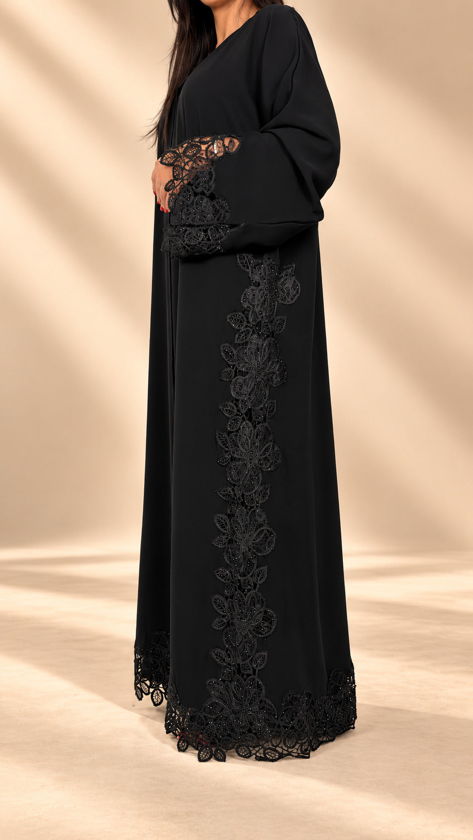 Abaya Khaimah noire de trois quarts, bande de guipure le long du devant
