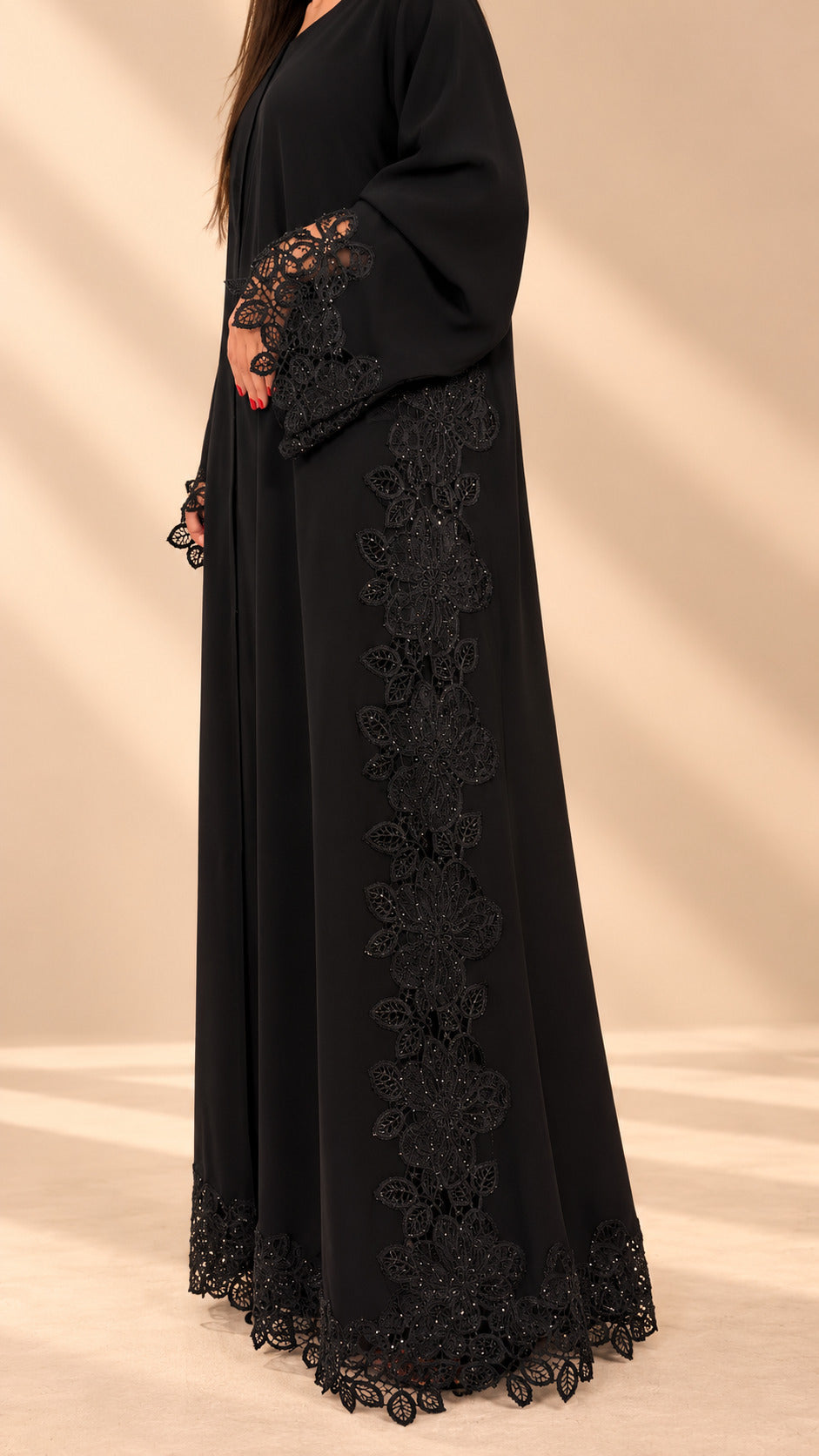 Abaya Khaimah noire de profil droit, tombé fluide et guipure perlée