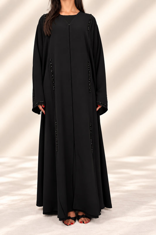 Abaya Dubai Nimat noire en Nidah Coréen, cristaux noirs le long des coutures, vue de face